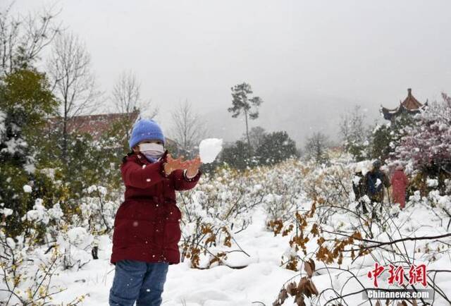 资料图：2月7日，安徽省合肥市迎来降雪天气，小朋友在嬉雪。韩苏原摄