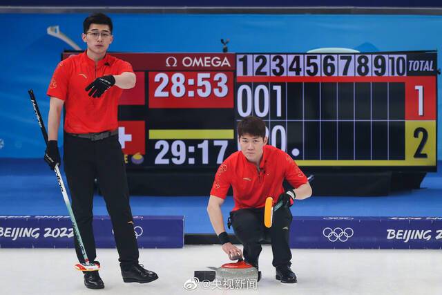 中国男子冰壶战胜瑞士队