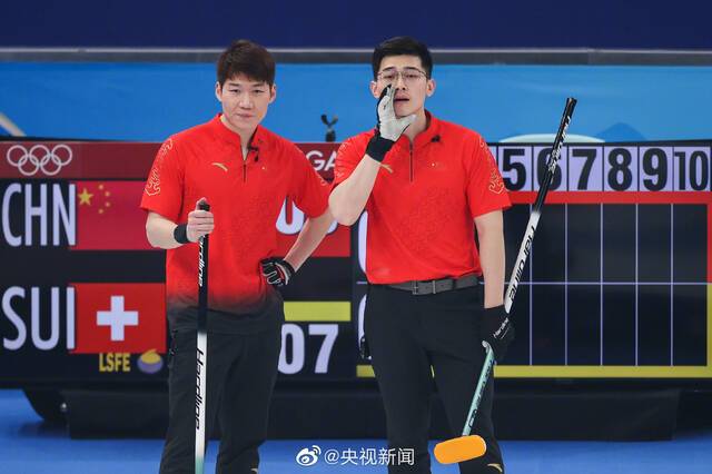 中国男子冰壶战胜瑞士队