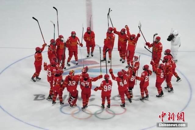 2月6日，中国队球员庆祝胜利。当日，在五棵松体育中心举行的北京2022年冬奥会女子冰球小组赛中，中国队以2比1战胜日本队。中新社记者毛建军摄