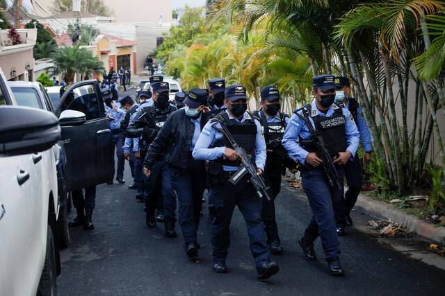 当地时间2月14日，逮捕行动中，洪都拉斯警方在前总统埃尔南德斯住所附近巡逻。图/ICphoto