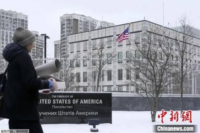 1月24日，乌克兰基辅，一名女子路过美国驻乌克兰大使馆。