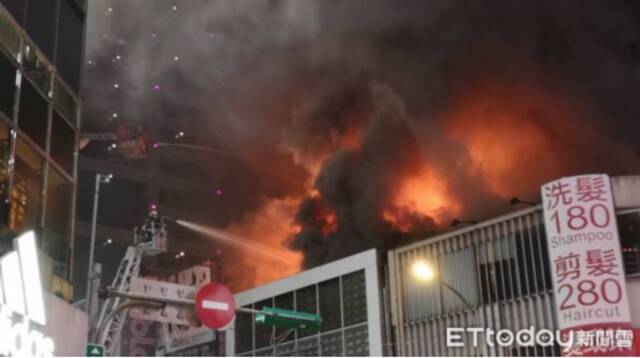 台媒：台北西门町商圈一建筑物起火，现场烈焰冲天