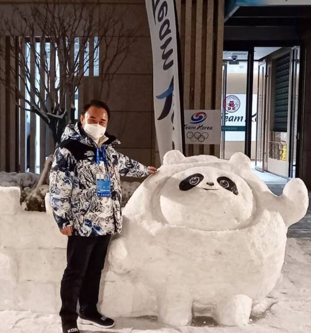 韩国代表团团长尹洪根与雪人冰墩墩合影