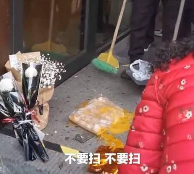 重庆驱赶民警星巴克门店被送白花扔鸡蛋 此前已发道歉声明