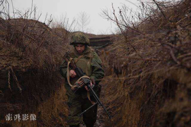 澎湃影像资料图：当地时间2022年2月3日，乌克兰东部的“卢甘斯克人民共和国”，武装人员在前线阵地。