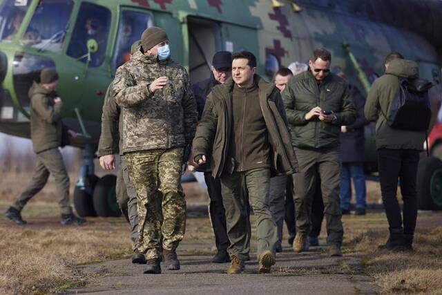 16日，乌克兰总统泽连斯基在乌北部罗夫诺州参加军事演习
