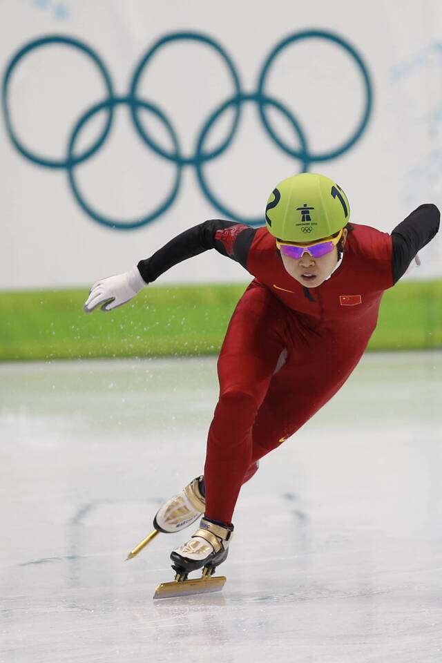 王濛参加2010年温哥华冬奥会短道速滑比赛。图/中新社记者盛佳鹏摄