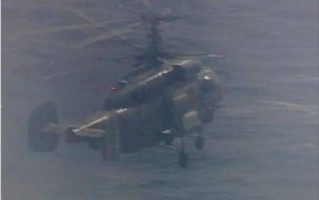 台防务部门16日发布的解放军反潜直升机卡-28同型机图片