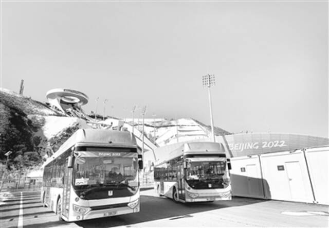 图为1月29日，两辆氢燃料客车停靠在北京冬奥会国家跳台滑雪中心“雪如意”站。（图片来源：视觉中国）