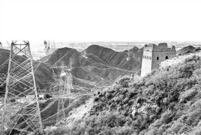 张北柔性直流电网送出工程跨越北京石峡关长城。（图片来源：视觉中国）