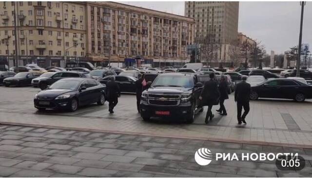 美国驻俄罗斯大使沙利文及随行人员离开俄外交部时的画面，图源：俄新社视频截图