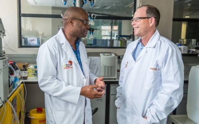 ■盖茨基金会CEO马克·苏斯曼与凯利·奇巴尔博士在南非开普敦的H3D实验室/盖茨基金会