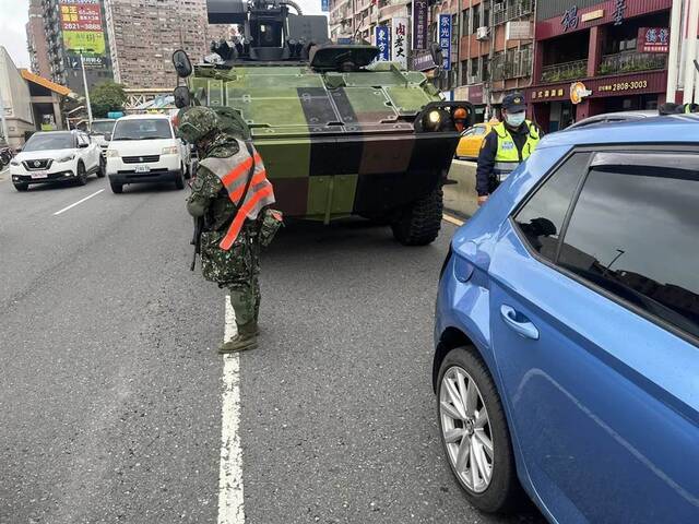 不到一周又出事，台军“云豹”装甲车追尾小轿车，被岛内网友吐槽