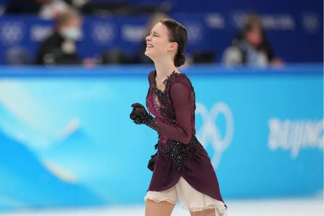 2月17日，俄罗斯奥委会选手安娜·谢尔巴科娃在比赛后。当日，北京2022年冬奥会花样滑冰女子单人滑自由滑比赛在首都体育馆举行，俄罗斯奥委会选手安娜·谢尔巴科娃夺得女子单人滑冠军。中新社记者崔楠摄