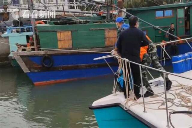 视频｜游艇海上失去动力3人被困 海警紧急救援