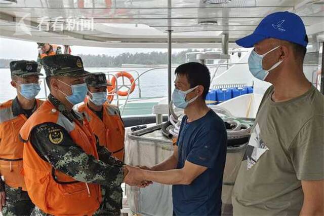 视频｜游艇海上失去动力3人被困 海警紧急救援