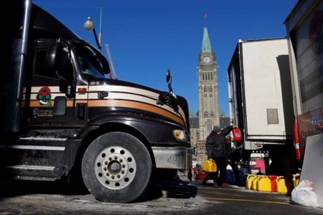 ·堵在加拿大国会大厦的“自由车队”。