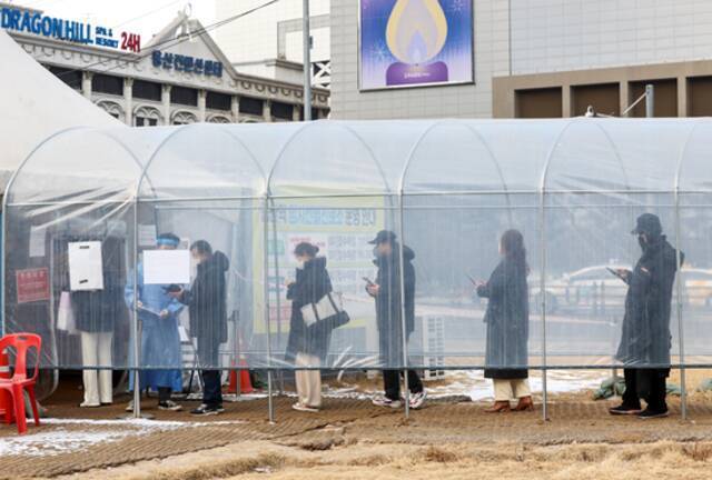 韩国民众排队做核酸检测