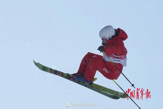 自由式滑雪女子U型场地决赛 李方慧第三轮失误退出领奖台争夺