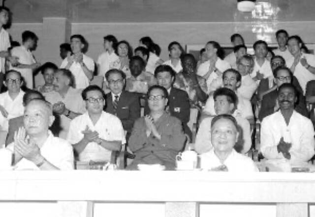 ·1977年7月30日，第三次复出的邓小平以看球赛的方式首次在公众场合露面。图片来源：新华网。