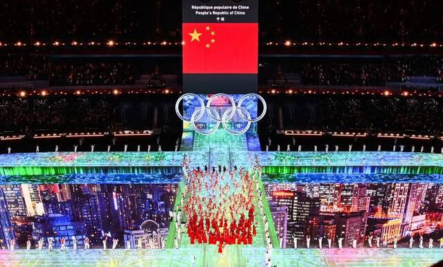 ▲2月4日晚，第二十四届冬季奥林匹克运动会开幕式在北京国家体育场举行。这是中国代表团在开幕式上入场（新华社）