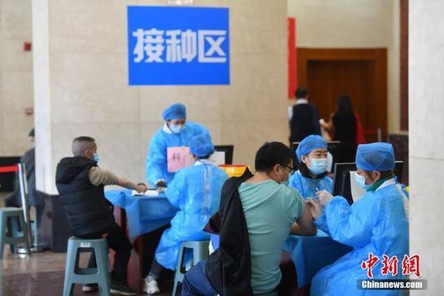 资料图：市民有序进行加强针接种。中新社记者刘冉阳摄
