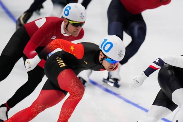 宁忠岩晋级速度滑冰男子集体出发决赛