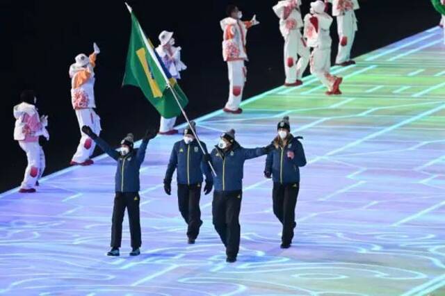 ▲2月4日，雅克利娜·莫朗（左一）作为巴西代表团旗手之一参加北京冬奥会开幕式。图/新华社