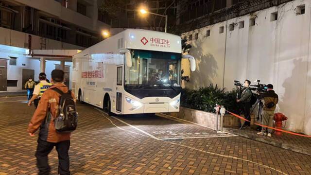 首次！港媒：内地移动核酸检测车支援香港石硖尾“围封行动”