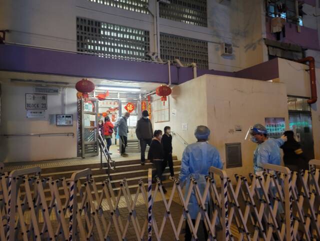 首次！港媒：内地移动核酸检测车支援香港石硖尾“围封行动”