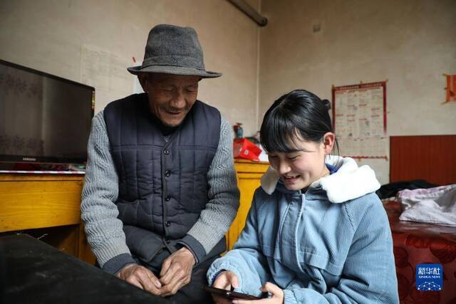 2月17日，临洮县河口村村民准备在服务平台上预购农资。新华社记者马希平摄