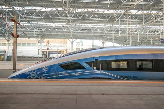 《纽约时报》记者所乘列车，应为G8811次冬奥专线高铁列车。图为停靠在北京北站的该次列车（图自IC Photo）