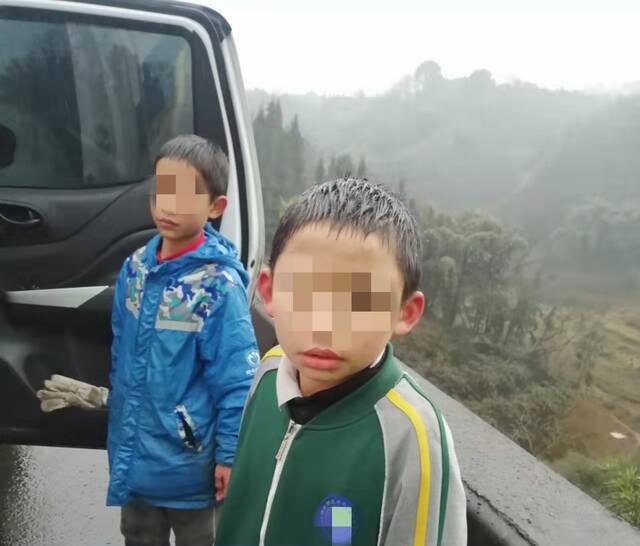 11岁双胞胎兄弟与高年级学生争吵后，负气离校在高速路冒雨骑行