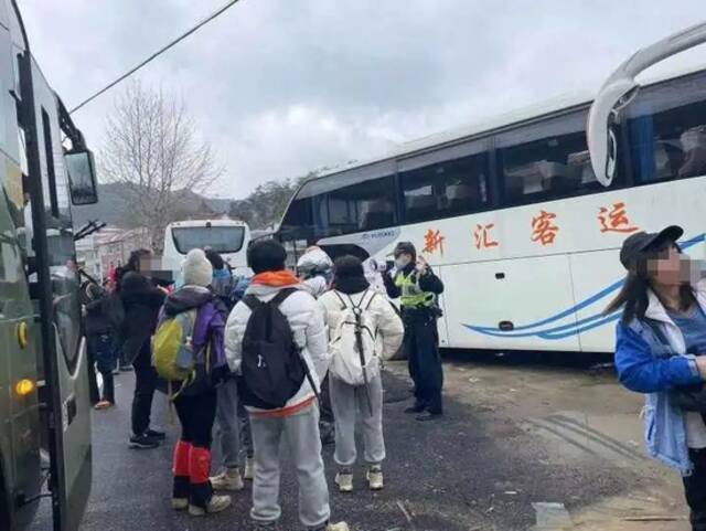 只为这件事，临安山村一天就涌入300多辆私家车、27辆大巴，警察嗓子都喊哑了……