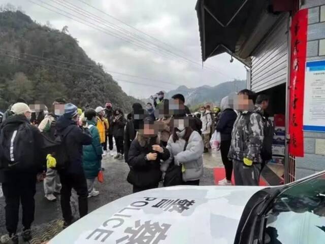 只为这件事，临安山村一天就涌入300多辆私家车、27辆大巴，警察嗓子都喊哑了……