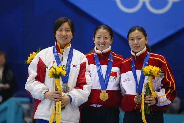 2002年盐湖城冬奥会，女子短道速滑1000米决赛颁奖仪式。中国选手杨扬（中）和杨阳（右）分别获得金牌和铜牌。图片来源：视觉中国