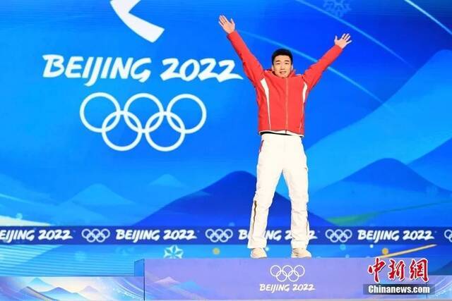 2月12日，北京2022年冬奥会速度滑冰男子500米决赛在国家速滑馆“冰丝带”举行。中国选手高亭宇以34.32秒的成绩打破奥运会纪录，夺得冠军。这是中国首次在冬奥会速度滑冰男子项目获得金牌。图为高亭宇在颁奖仪式上。中新社记者李骏摄