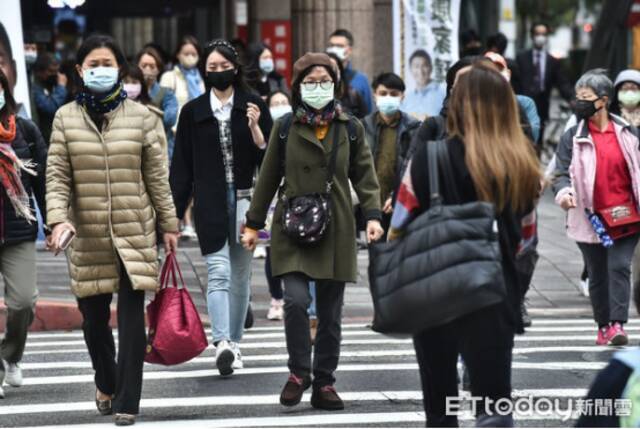 疑似受寒流影响，岛内各地传出民众因天冷身体不适送医（资料图）。图自台湾“ET today新闻云”