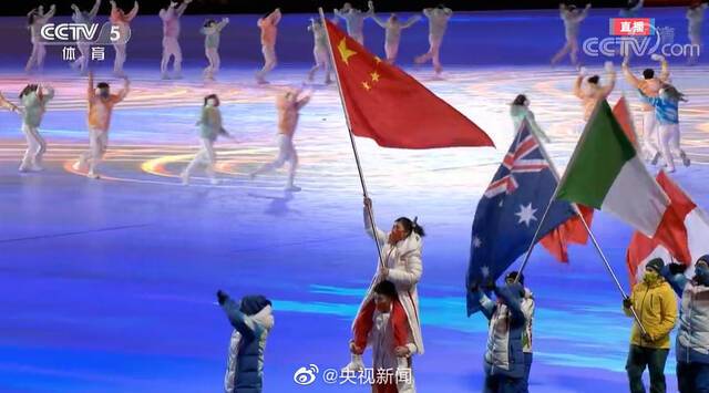 中国冰雪，骄傲！中国代表团入场