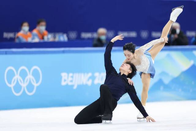 2月19日，中国选手隋文静（右）韩聪在比赛中。新华社记者兰红光摄