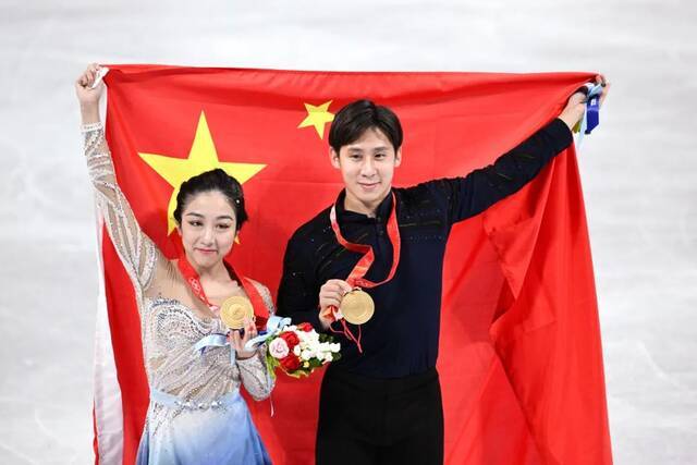 2月19日，中国选手隋文静（左）韩聪在奖牌颁发仪式后。新华社记者鞠焕宗摄