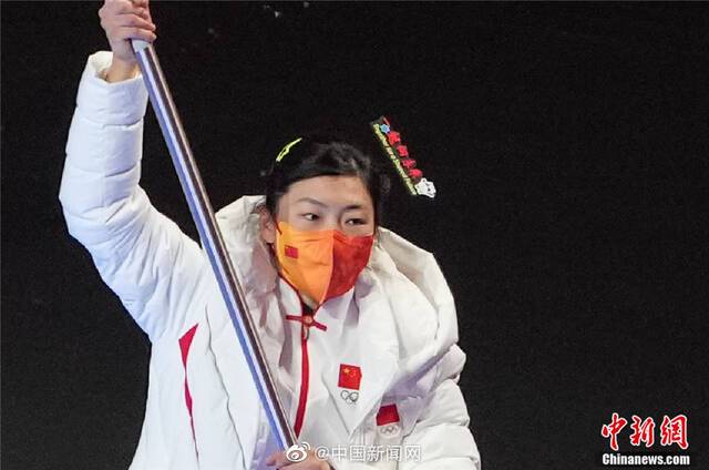 参加北京冬奥闭幕式运动员数破纪录 运动员入场太欢乐