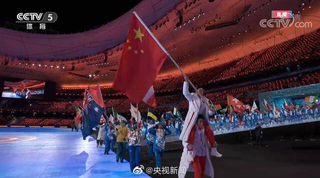 参加北京冬奥闭幕式运动员数破纪录 运动员入场太欢乐