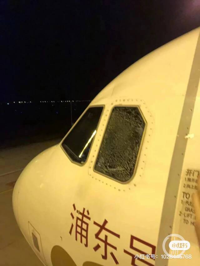 ▲涉事的吉祥航空HO1231航班驾驶舱左侧侧风挡出现大面积蛛网裂纹，裂纹面积占比达到90%以上。图片来源/临云行