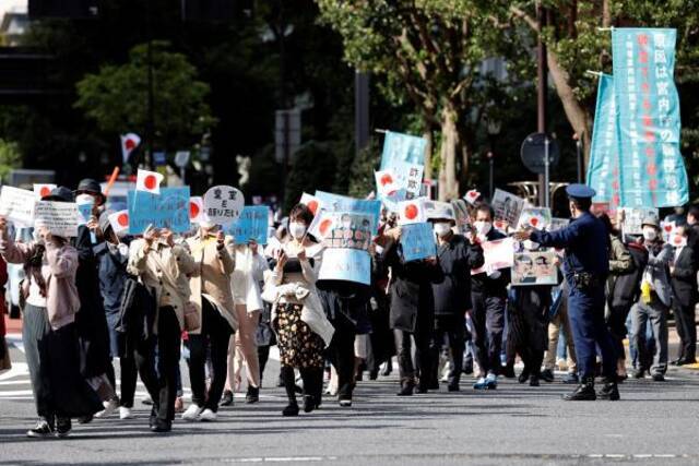 当地时间2021年10月26日，日本东京，民众上街游行示威，反对日本真子公主的婚事。图片来源：IC Photo