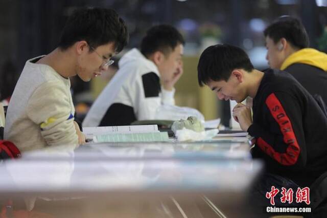 资料图：考研学生在食堂内复习。泱波摄