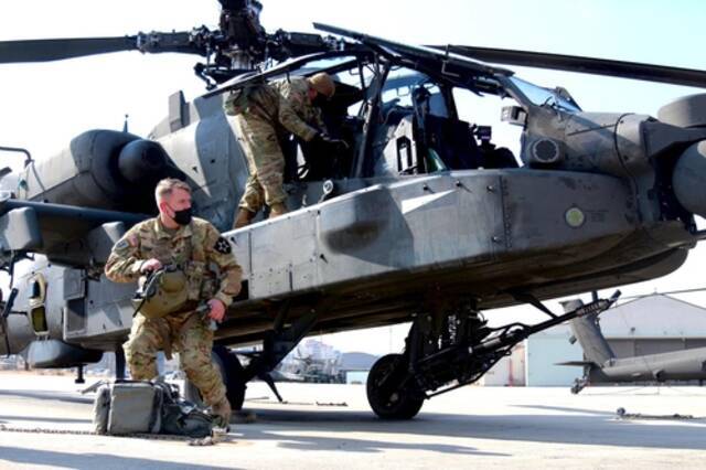 美军基地“汉弗莱营”完成新型阿帕奇武装直升机“AH-64E v6”的部署任务。图片来源：第二航空战斗旅脸书