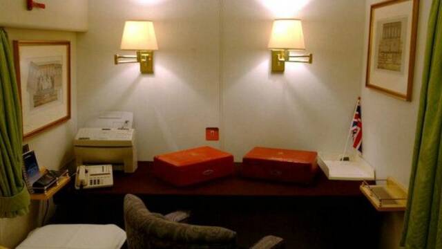 女王办公室内的“红盒子”。图片来源：BBC