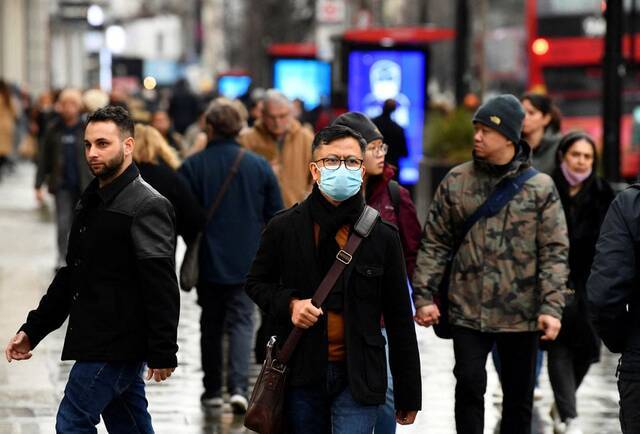 1月27日，伦敦街头部分民众已经不再佩戴口罩图源：路透社